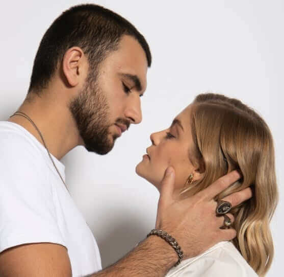 Photo d'un couple portant des bijoux en corne, travail de la corne.